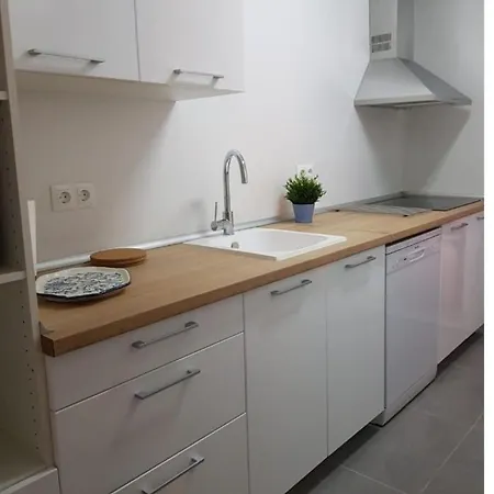 Apartamento Con Aire Acondicionado En Urbanización Con Piscina *