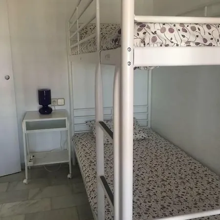 Apartamento Con Aire Acondicionado En Urbanización Con Piscina